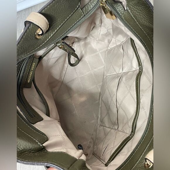 Michael Kors Bedford Medium Soft Leather Tote in Green - Picture 4 of 16